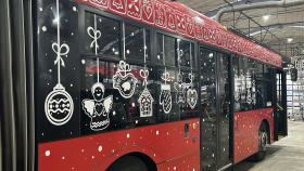 Dnes vyjíždí adventní autobus. Rozváží kouzlo Vánoc už popáté Dnes vyjíždí adventní autobus. Rozváží kouzlo Vánoc už popáté