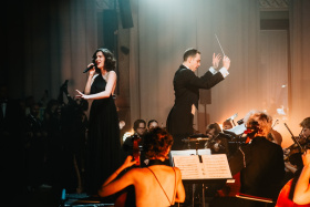 Z pódia na plátno a zpět