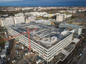 Hrubá stavba Kampusu UK v Hradci Králové dosáhla nejvyššího bodu Hrubá stavba Kampusu UK v Hradci Králové dosáhla nejvyššího bodu