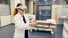 Učí se zachraňovat životy ve virtuální cvičné nemocnici