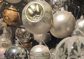 Největší sbírka skleněných vánočních ozdob symbolicky směřuje za oceán
