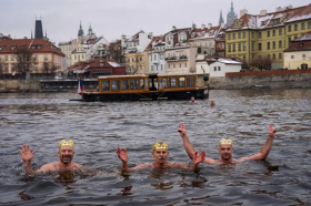U Karlova mostu plavali tříkráloví otužilci. Vltava měla 3,5 °C