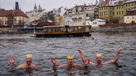 U Karlova mostu plavali tříkráloví otužilci. Vltava měla 3,5 °C U Karlova mostu plavali tříkráloví otužilci. Vltava měla 3,5 °C