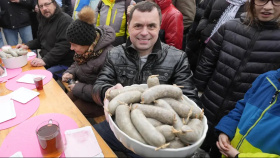 Maxijedlík spořádal deset jitrnic za pět minut Maxijedlík spořádal deset jitrnic za pět minut