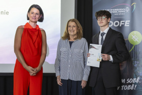 Cenu vévody z Edinburghu převzalo takřka 70 studentů