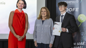 Cenu vévody z Edinburghu převzalo takřka 70 studentů