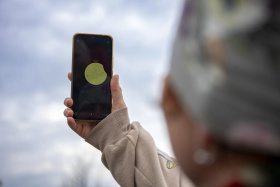 Zatmění Slunce přitáhlo lidi do planetárií i hvězdáren. Škoda, že bylo zataženo Zatmění Slunce přitáhlo lidi do planetárií i hvězdáren. Škoda, že bylo zataženo