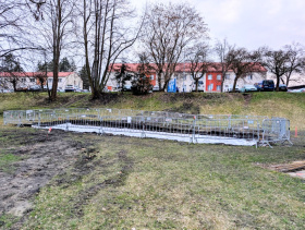 Mezi Velkým a Malým jezem vzniká lezecká stěna