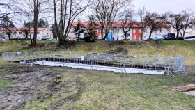 Mezi Velkým a Malým jezem vzniká lezecká stěna Mezi Velkým a Malým jezem vzniká lezecká stěna