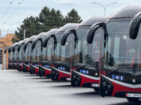 Flotila moderních trolejbusů Škoda 33Tr dorazila na jih Čech Flotila moderních trolejbusů Škoda 33Tr dorazila na jih Čech