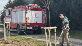 V Křivsoudově sázeli ovocné aleje. Přispěla Nadace ČEZ V Křivsoudově sázeli ovocné aleje. Přispěla Nadace ČEZ