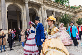 Karlovy Vary jsou v roce 2025 Vary°Becherovy. Připomene ho i zahájení lázeňské sezóny