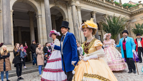Karlovy Vary jsou v roce 2025 Vary°Becherovy. Připomene ho i zahájení lázeňské sezóny Karlovy Vary jsou v roce 2025 Vary°Becherovy. Připomene ho i zahájení lázeňské sezóny