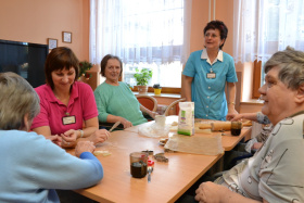 Kraj přispěje na mzdy pracovníků v sociálních službách Kraj přispěje na mzdy pracovníků v sociálních službách