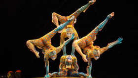 Poprvé v Praze: Cirque du Soleil a vesnice na kolečkách Poprvé v Praze: Cirque du Soleil a vesnice na kolečkách