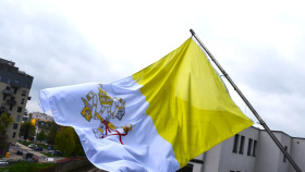 Na počest zesnulého papeže Františka visí na krajském úřadě vlajka Vatikánu Na počest zesnulého papeže Františka visí na krajském úřadě vlajka Vatikánu