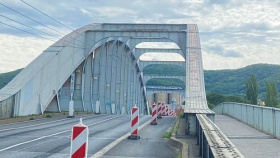 Zatěžkávací zkouška začala. Benešův most v Ústí nad Labem bude na dva roky zavřený Zatěžkávací zkouška začala. Benešův most v Ústí nad Labem bude na dva roky zavřený
