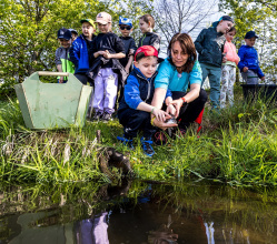 Rybáři s dětmi vypustil do řeky Bíliny stovky ryb