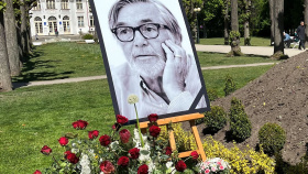 Zemřel herec Jiří Bartoška. Prezidentovi filmového festivalu v Karlových Varech bylo 78 let Zemřel herec Jiří Bartoška. Prezidentovi filmového festivalu v Karlových Varech bylo 78 let