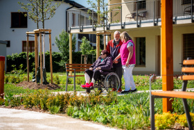 Zahradní terapie pomáhá seniorům v Sokolnicích Zahradní terapie pomáhá seniorům v Sokolnicích