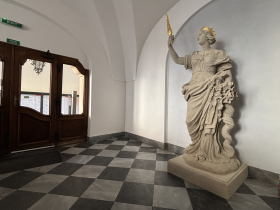 Socha Evropy se přesunula z vrcholu kašny na radnici