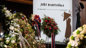 Davy lidí se přišly rozloučit s Jiřím Bartoškou Davy lidí se přišly rozloučit s Jiřím Bartoškou