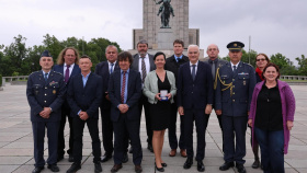 Slavnostní předání pamětních plaket péče o válečné hroby Slavnostní předání pamětních plaket péče o válečné hroby