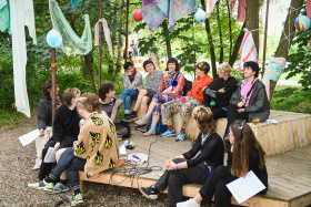Taneční retreat u Sázavy a performativní večer v Praze. Taneční retreat u Sázavy a performativní večer v Praze.