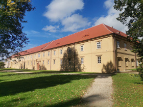 Památkou roku v kraji je hospodářský dvůr zámku Zákupy Památkou roku v kraji je hospodářský dvůr zámku Zákupy