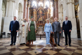 Zvon v Kostele Nejsvětějšího Salvátora v Praze je z ruské válečné munice Zvon v Kostele Nejsvětějšího Salvátora v Praze je z ruské válečné munice