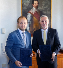 Kancelář Senátu a NÚKIB posilují spolupráci v oblasti kybernetické a informační bezpečnosti Kancelář Senátu a NÚKIB posilují spolupráci v oblasti kybernetické a informační bezpečnosti
