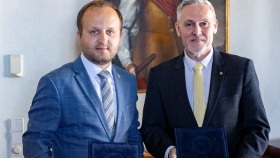 Kancelář Senátu a NÚKIB posilují spolupráci v oblasti kybernetické a informační bezpečnosti Kancelář Senátu a NÚKIB posilují spolupráci v oblasti kybernetické a informační bezpečnosti