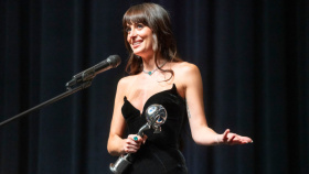 Cenu prezidenta festivalu převzala americká herečka Dakota Johnson