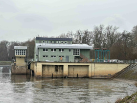 Vodní elektrárna Obříství se umí „ponořit“ pod hladinu Labe