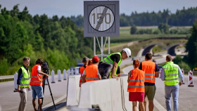 Silničáři instalovali na D3 dopravní značky s povolenou rychlostí 150km/h Kliknutím zvětšíte obrázek