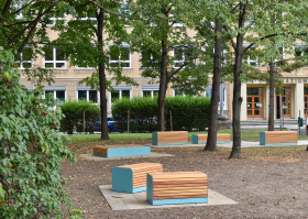 Park před gymnáziem láká po proměně k odpočinku