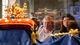 Ve Vladislavském sále Pražského hradu jsou opět k vidění korunovační klenoty