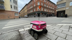 Autonomní rozvážková vozítka jezdí v Karlíně