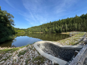 Na Křivoklátsku obnovily Lesy ČR vodní nádrž