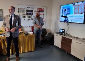 MUDr. Jan Schraml PhD při prezentaci jednoportového robota daVinci