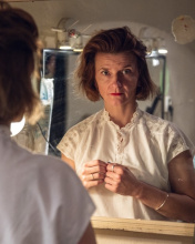 Inscenace V zrcadlové síni se zabývá tématem ženské krásy