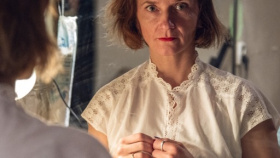 Inscenace V zrcadlové síni se zabývá tématem ženské krásy