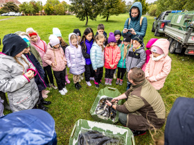 Vysazování ryb přineslo školákům radost i poznání