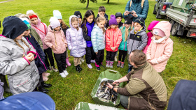 Vysazování ryb přineslo školákům radost i poznání