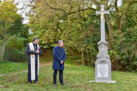 Na Červeném kopci opět stojí historický kříž