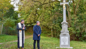Na Červeném kopci opět stojí historický kříž