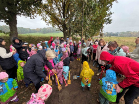 Cestu k Evropsky významné lokalitě lemuje dvacet nových dubů;   patronkou prvního z nich je manželka prezidenta republiky