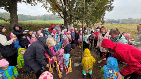 Cestu k Evropsky významné lokalitě lemuje dvacet nových dubů;   patronkou prvního z nich je manželka prezidenta republiky
