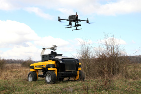 Drony a roboty se učí likvidovat invazivní rostliny