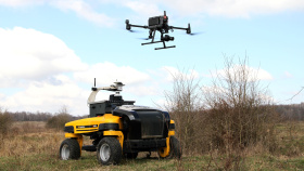 Drony a roboty se učí likvidovat invazivní rostliny